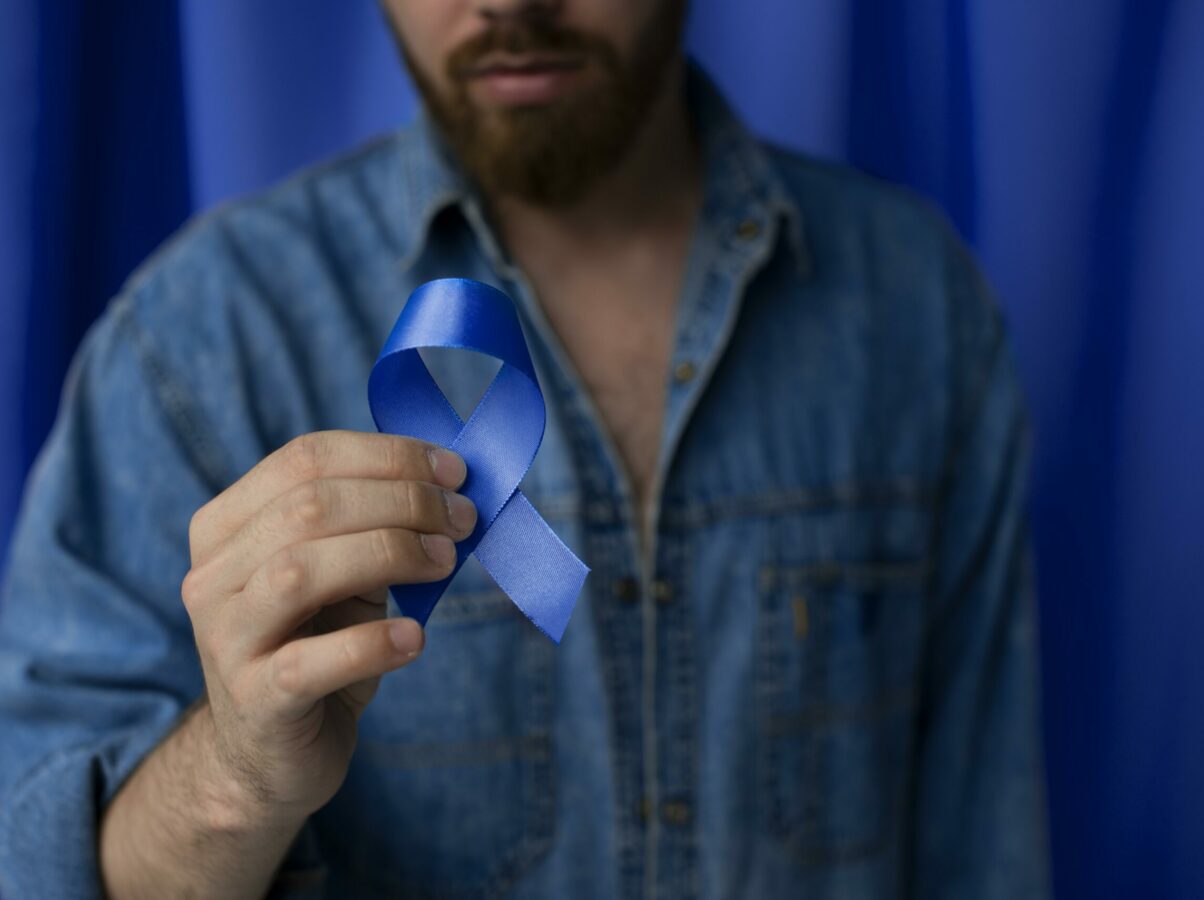 uomo-con-il-nastro-del-cancro-alla-prostata_(1)